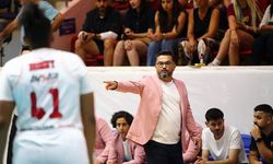 Basketbol antrenörleri, meme kanseri farkındalığı için parkeye pembe ceketle çıkıyor