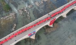 Çorum'da vatandaşlar 102 metrelik Türk bayrağı ile yürüdü