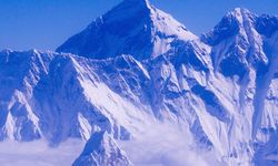 Everest’te kurtarılmayı bekleyen 200 dağcı tahliye edildi