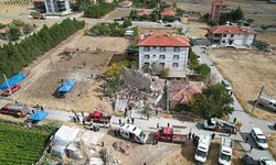 Ankara'nın Çubuk ilçesinde deprem riski nedeniyle boşaltılan 4 katlı bina çöktü