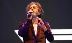 Ünlü şarkıcı Fettah Can hayranlarıyla buluştu