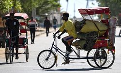 Madagaskar'da yolcu taşımacılığını zamana direnen "puspus"lar sırtlıyor