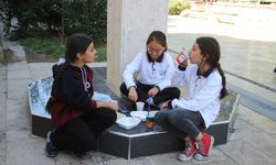 Aydın'da bir ortaokulda skandal görüntü! Öğrenciler sokakta yemek yiyor