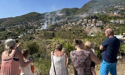 Alanya'da villalara yaklaşan yangın söndürüldü