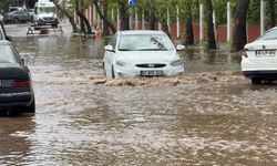 Şiddetli yağışlar hayatı felç etti: Sokaklar göle döndü