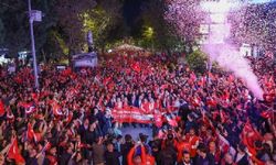 'Cumhuriyet Yürüyüşü'nde sokaklar kırmızı beyaza boyandı!