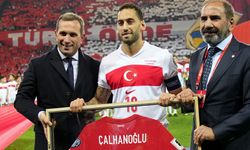 A Milli Takım’da 100. maçına çıkan Hakan Çalhanoğlu’na plaket