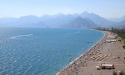Hava sıcaklığı 28 derece ölçülen Antalya'da sahillerde hareketlilik yaşandı