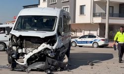 Aksaray’da otomobil ile servis minibüsü çarpıştı