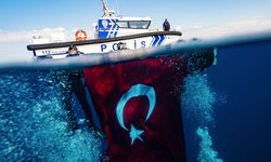 İzmir'de deniz polisleri 29 Ekim'i su altında bayrak açarak kutladı