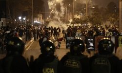 Peru'da hükümet karşıtı protestocular kongre binası önünde polisle çatıştı