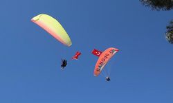 Antalya'da 50 paraşütçü Türk bayraklarıyla atlayış yaptı