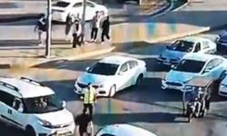 Şok görüntüler! Trafikte polise sopayla saldırdı!