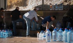 Ankara'da su kesintisinden etkilenen vatandaşlar çeşmelerden su temin ediyor
