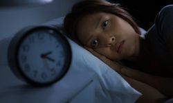 Gece 2’de hâlâ uyanıksanız suçlu beyniniz değil, tabağınız!