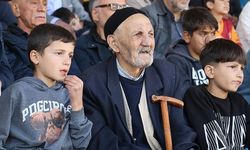 85'lik Selahattin dede "kolunda torunları elinde bastonuyla" maçlara gidiyor