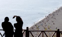 Antalya'da güneşli havayı fırsata çeviren vatandaşlar sahillerde yoğunluk oluşturdu