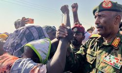 Sudan Egemenlik Konseyi Başkanı Burhan, Faşir'de yerinden edilenleri ziyaret etti