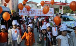 Karabük'te ana sınıfı öğrencileri lösemi hastaları için gökyüzüne balon bıraktı