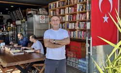 Bodrumlu esnaf kafeteryasında oluşturduğu kitaplıkla müşterilerini okumaya teşvik ediyor