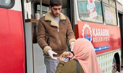 Soğuk sabahlar belediyenin çorba ikramıyla ısınıyor