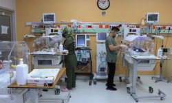 Prematüre ikiz bebekler, sağlık çalışanlarının "şefkat nöbeti" ile hayata tutundu