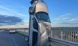 Tekirdağ’da ilginç kaza: Bariyere çarpan araç dik durdu