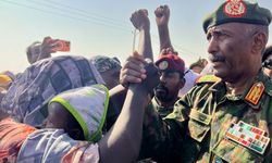 Sudan Egemenlik Konseyi Başkanı Burhan, Faşir'de yerinden edilenleri ziyaret etti