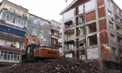 Müteahhit duvardan çaldı, yatak odası mahalleye açıldı