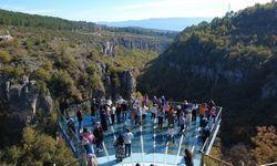 İncekaya Kanyonu'nu ziyaret edenler, cam seyir terasından sonbahar manzarası izliyor