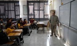 Yanlış iğneyle engelli kalan Veli öğretmen 22 yıldır azmiyle öğrencilerine örnek oluyor