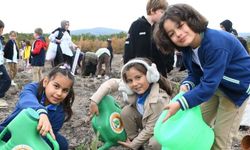 Öğrenciler fidanları toprakla buluşturdu