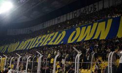 Fenerbahçe taraftarından, oyunculara Galatasaray maçını hatırlatan pankart