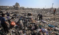 Gazzeliler, zehirli gazların yayıldığı çöplüklerin yakınında yaşamak zorunda kalıyor