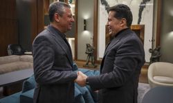 CHP Genel Başkanı Özel'den tahliye olan Ahmet Özer'le buluştu