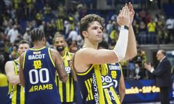 İsrail takımıyla oynayan Fenerbahçe taraftarı Filistin bayrakları açtı