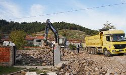Sındırgı'da ağır hasarlı binaların yıkım çalışmaları sürüyor