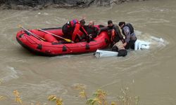 Nefes kesen kurtarma operasyonu! Zap Suyu'na düşen pikaptaki 4 kişi kurtarıldı