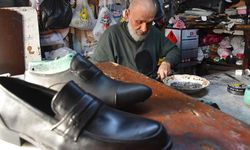 Trabzonlu usta 60 yıldır el emeğiyle deri ayakkabı imal ediyor