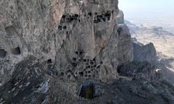 Kayaların içine kurulan 2 bin yıllık "Öksüt Kalesi" zamana direniyor