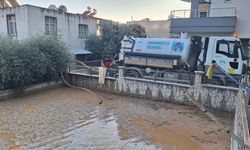 Mersin'de içme suyu borusunun patlaması nedeniyle sokakları su bastı