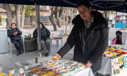 Evinde ürettiği estetik mumları stantta vatandaşlarla buluşturuyor