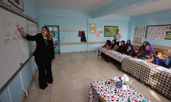 Şanlıurfa'da öğretmenler hem çocukları hem de annelerini okutuyor