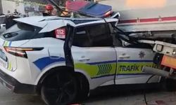 Manisa’da feci kaza: Trafik polisi aracı TIR’a çarptı