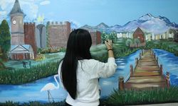 Lise öğrencileri okul koridorlarını çizdikleri resimlerle sanat sokağına çevirdi