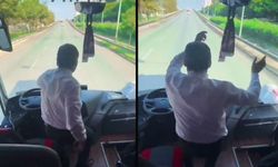 Şoförden akıl almaz hareket: Yolculuk sırasında ayağa kalkıp oynadı