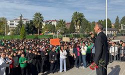 Samsun'da 43 yıllık Türkçe öğretmeni düzenlenen törenle öğrencilerine veda etti