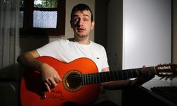 Görme engelli Umut, kendi besteleriyle sahnelere çıkmayı hedefliyor