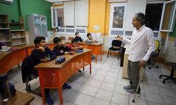 Koltuk değnekli Mustafa öğretmen özel yetenekli öğrencileri geleceğe hazırlıyor