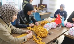 Depremzede kadınlar köy okulundaki öğrencilere atkı örerek terapi oluyor